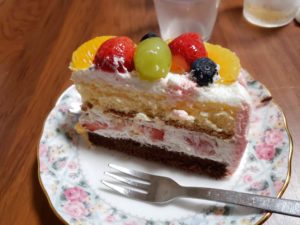 怪獣さんの誕生日ケーキ 【ポケモン】 バンギラスケーキとお菓子添えをカットの図-02