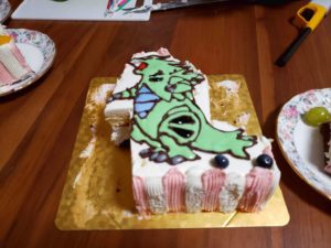 怪獣さんの誕生日ケーキ 【ポケモン】 バンギラスケーキとお菓子添えをカットの図-01
