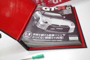 イーグルモス 週刊 日産 GT-R 1/8スケール 48～100号セット  組立キット 検品-展示風景-05