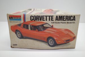 プラモデル モノグラム 1-24 Monogram 2269 シボレー コルベット アメリカ Chevrolet Corvette America 4ドア (2)