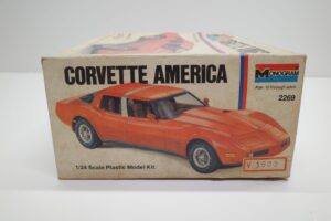 プラモデル モノグラム 1-24 Monogram 2269 シボレー コルベット アメリカ Chevrolet Corvette America 4ドア (3)