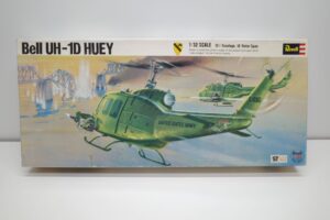プラモデル ヘリコプター -Revell 1-32 レベル UH-1D HUEY ヒューイ U.Sの外箱 (1)