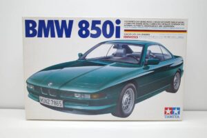 タミヤ レベル Revell 1-24 BMW 850i 絶版品 E31型 エンジン付 フルディスプレイモデル- (1)