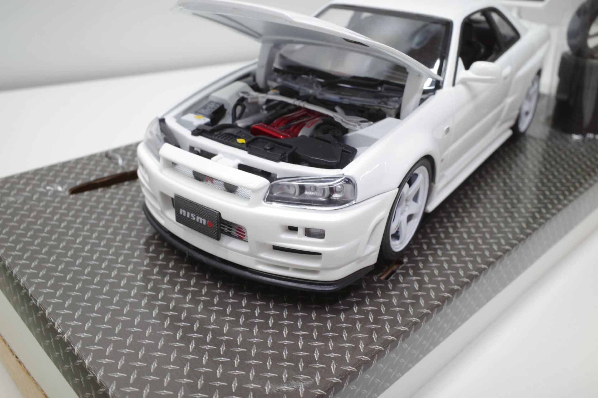 ホットワークス 1/24 日産 スカイライン GT-R V-スペックII 2002 BNR34 