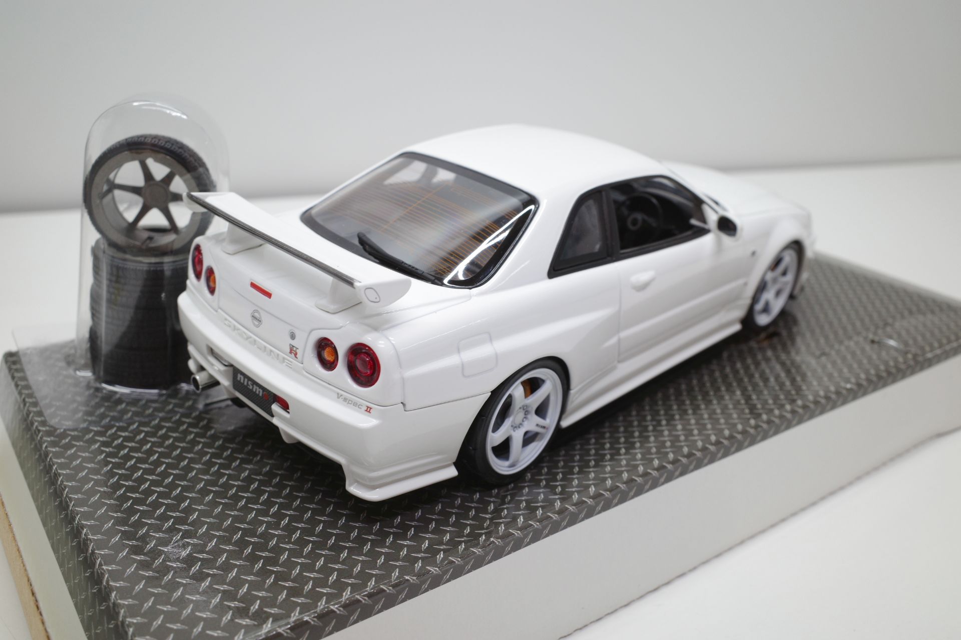ホットワークス 1/24 日産 スカイライン GT-R V-スペックII 2002 BNR34 