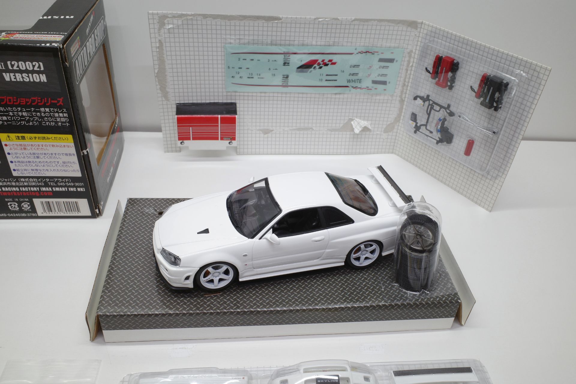 ホットワークス 1/24 日産 スカイライン GT-R V-スペックII 2002 BNR34 