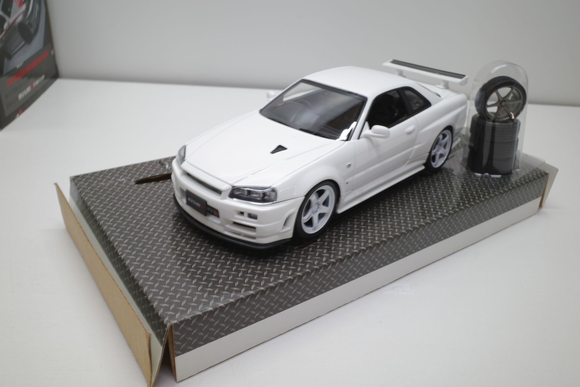 ホットワークス 1/24 日産 スカイライン GT-R V-スペックII 2002 BNR34 ...