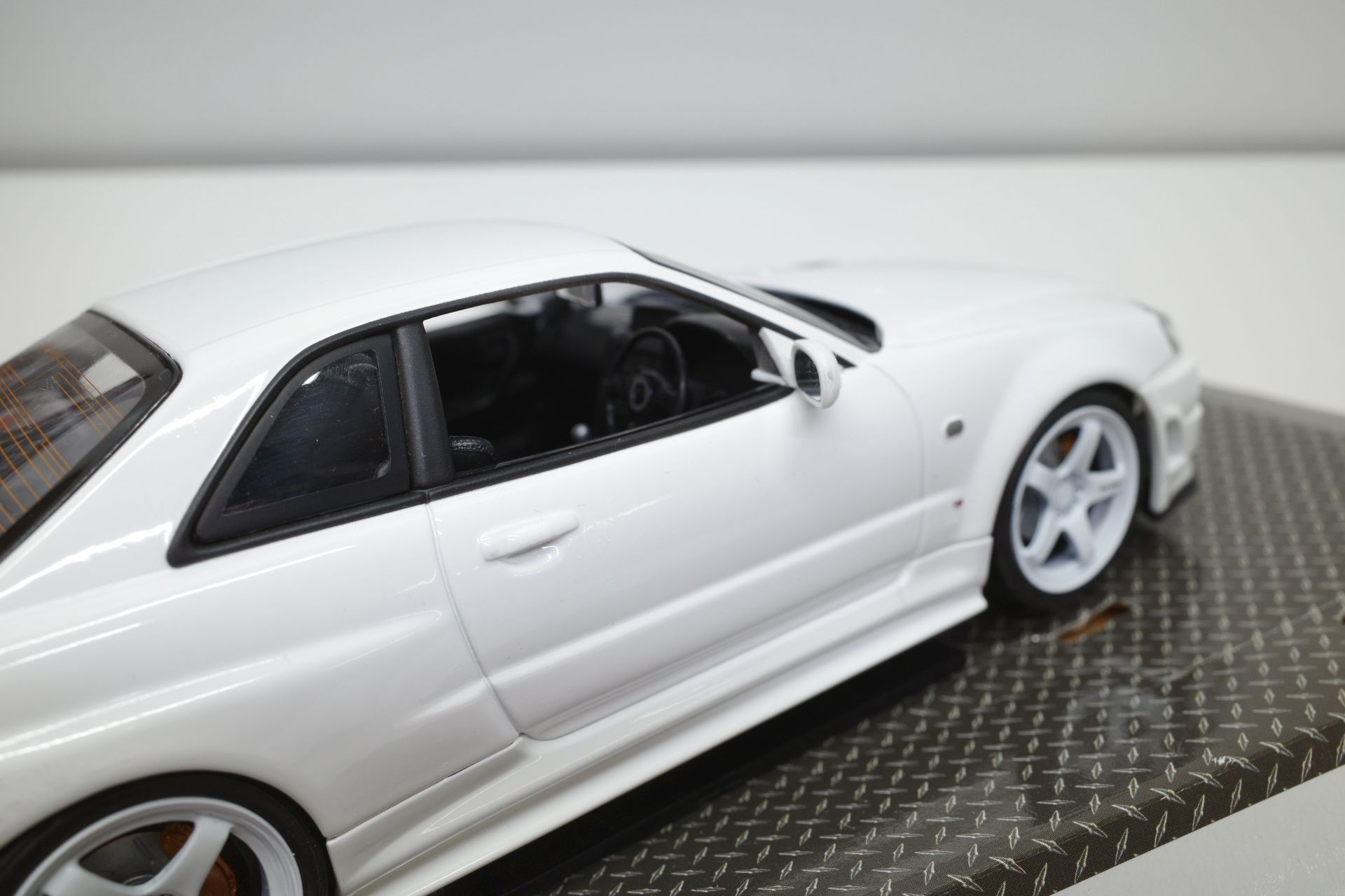 ホットワークス 1/24 日産 スカイライン GT-R V-スペックII 2002 BNR34