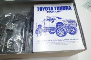 58415 タミヤ 田宮 1-10 Toyota トヨタ TUNDRA タンドラ ハイリフト 電動RC 4×4ピックアップ スノーボード2枚入 High-Lift– (62)