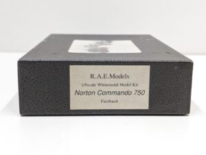 R.A.E.Models RAEモデル 1-8 Scale Norton Commando 750 ノートン コマンド Fastback ファストバック Whitemetal Model Kit ホワイトメタル モデル キット– (3)